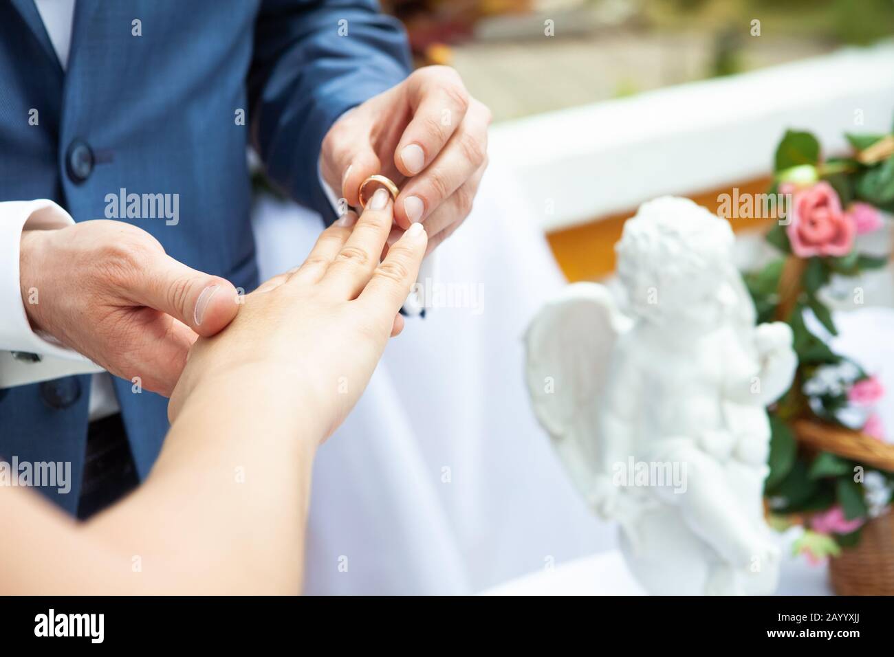 Trägt einen Hochzeitsring, eine Hochzeitsfeier, einen glücklichen Moment der Heirat der Neuvermählten. Stockfoto