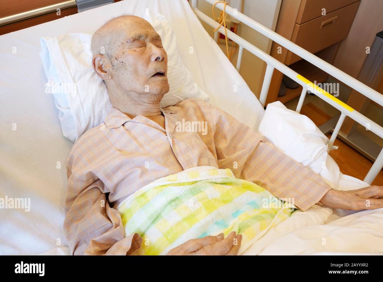 Japanischer älterer Mann Patient liegt im Bett und schläft im Krankenhaus Stockfoto