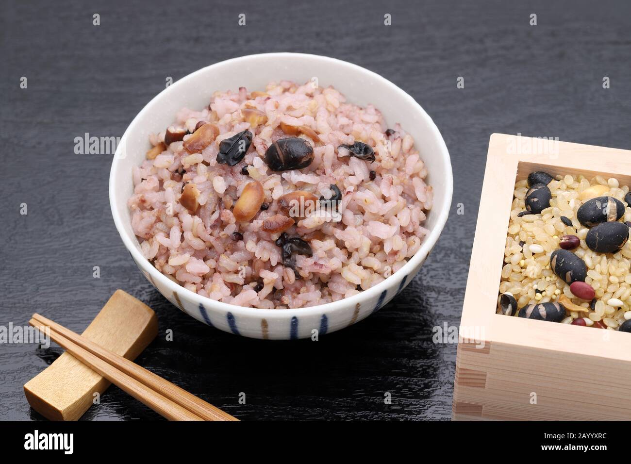 Japanische Küche, Gokoku Mai gekochte Reis auf schwarzem Tisch Stockfoto
