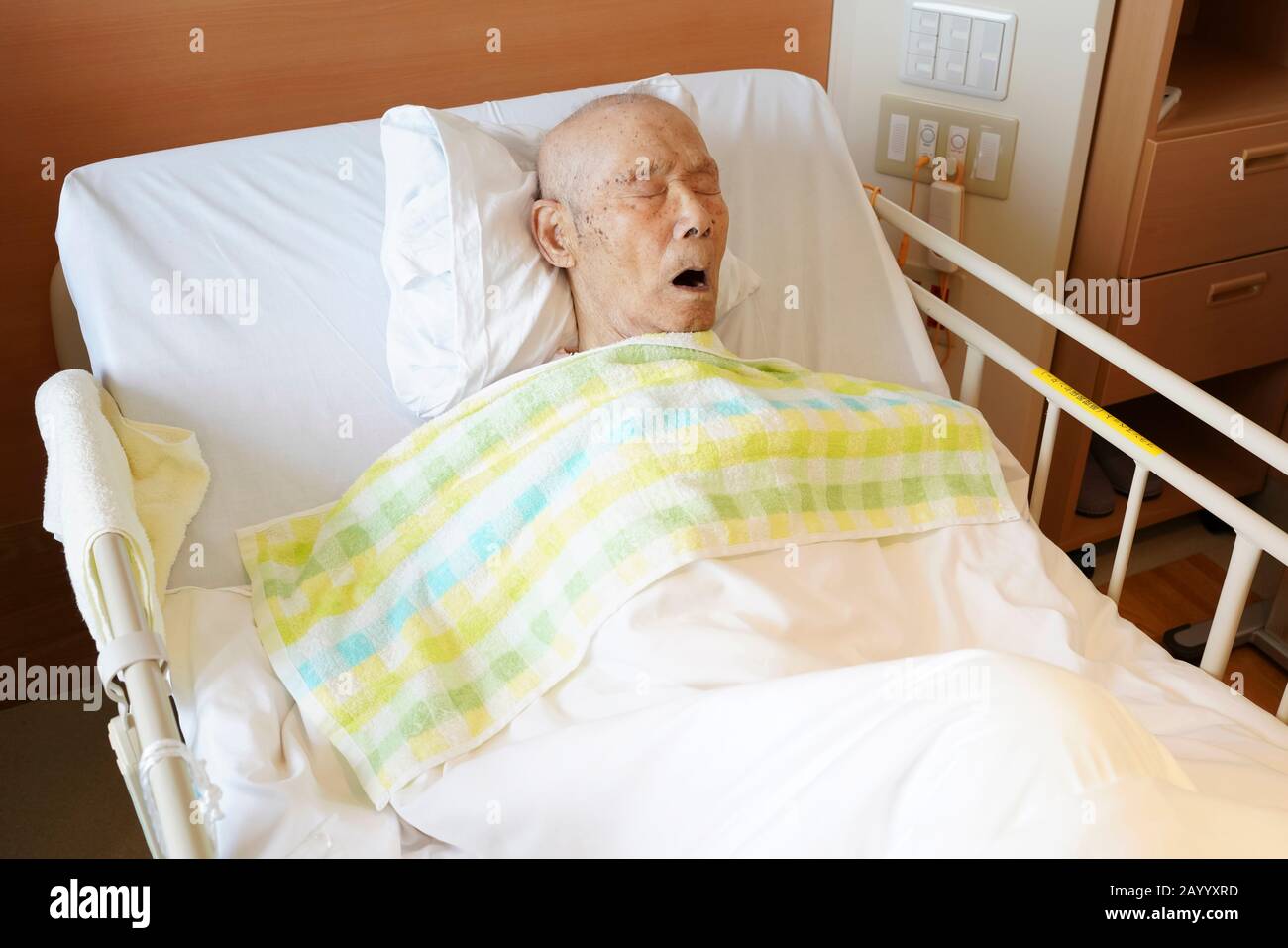 Japanischer älterer Mann Patient liegt im Bett und schläft im Krankenhaus Stockfoto