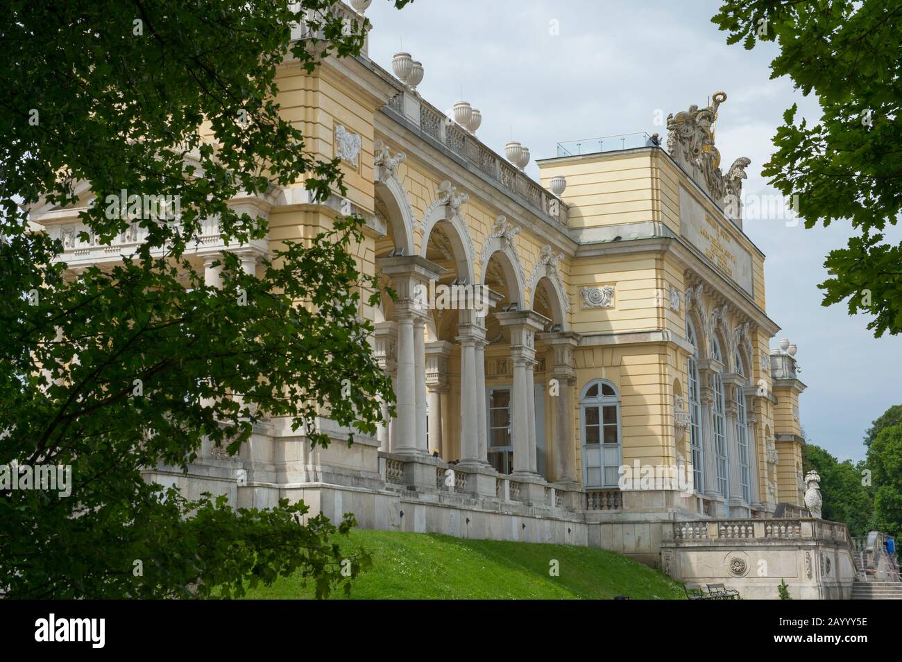 Blick auf die Gloriette im Schloss Schönbrunn in Wien, Österreich. Stockfoto