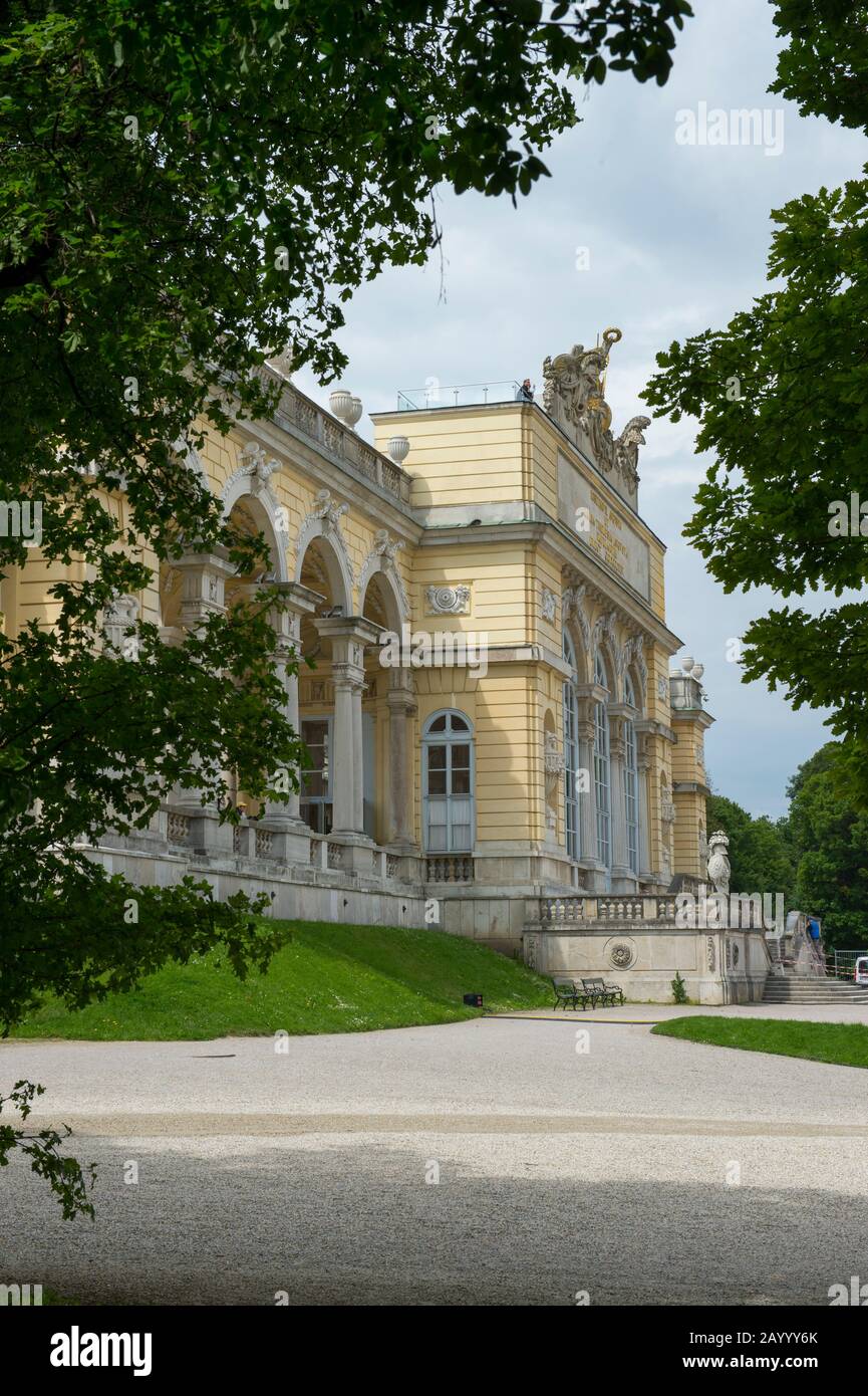 Blick auf die Gloriette im Schloss Schönbrunn in Wien, Österreich. Stockfoto