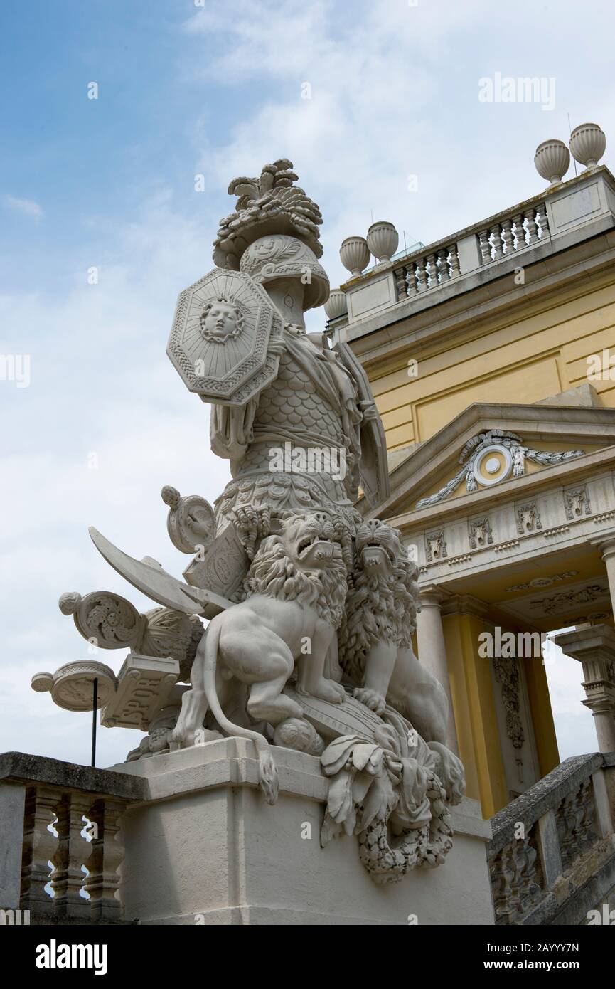 Statuen an der Gloriette im Schloss Schönbrunn in Wien, Österreich. Stockfoto