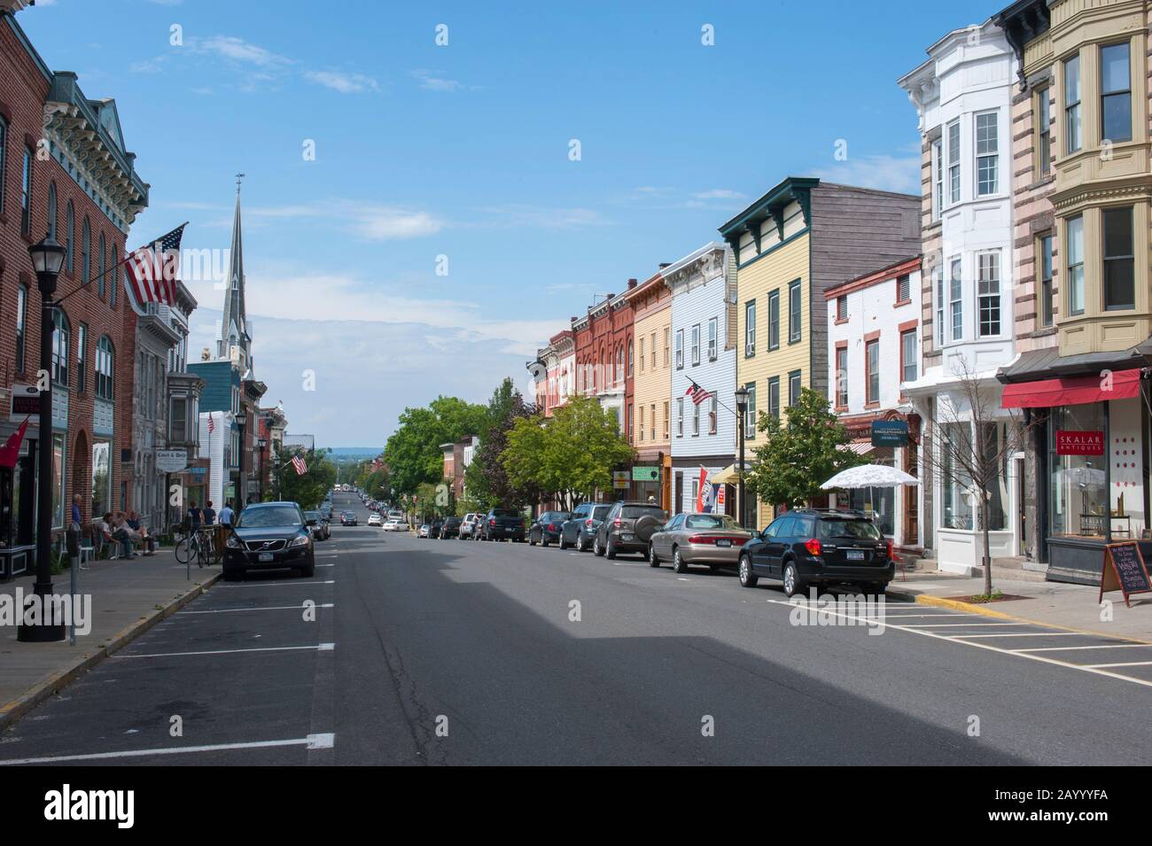 Blick auf die Warren Street mit Ziegelsteinhäusern in der Stadt Hudson am Hudson River im Staat New York, USA. Stockfoto