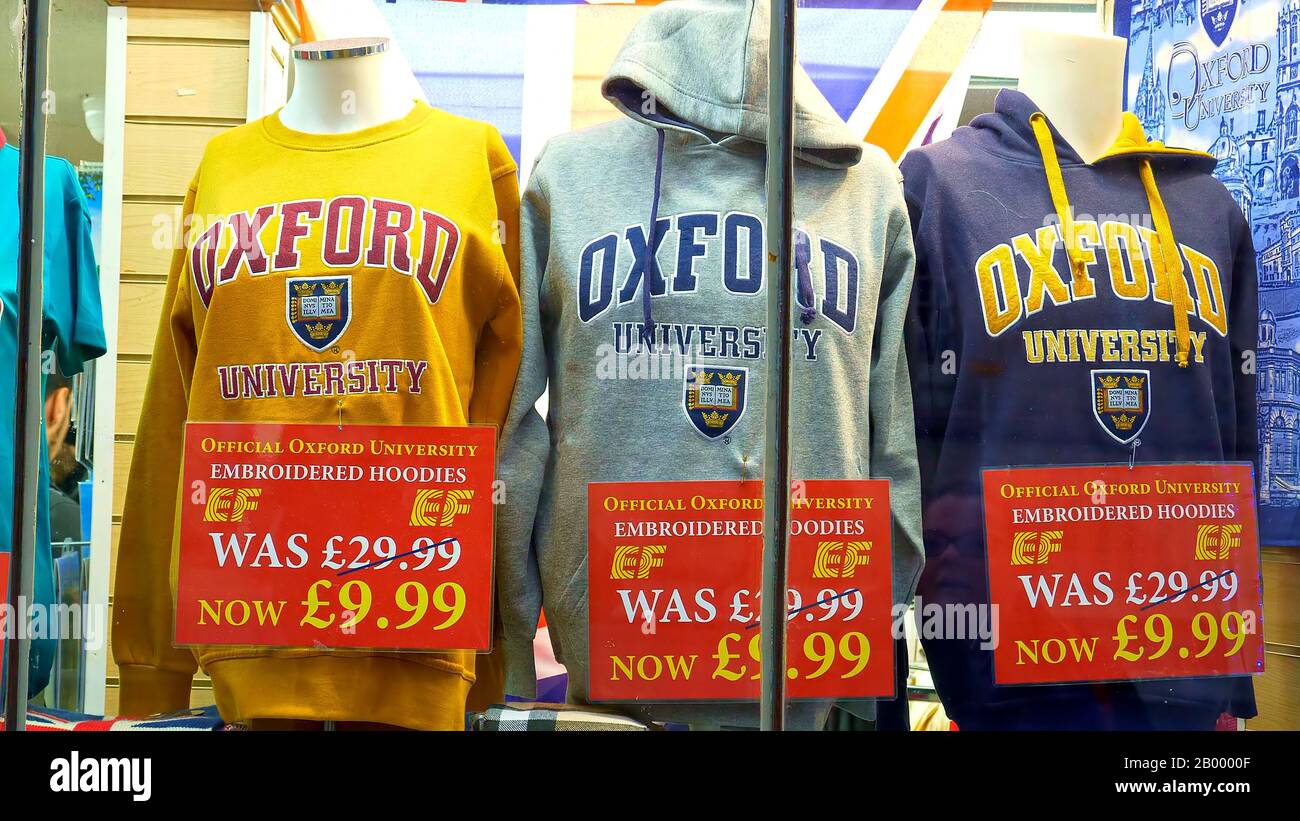 Oxford University Hoodies in einem Souvenirladen in Oxford England - OXFORD, ENGLAND - 3. JANUAR 2020 Stockfoto