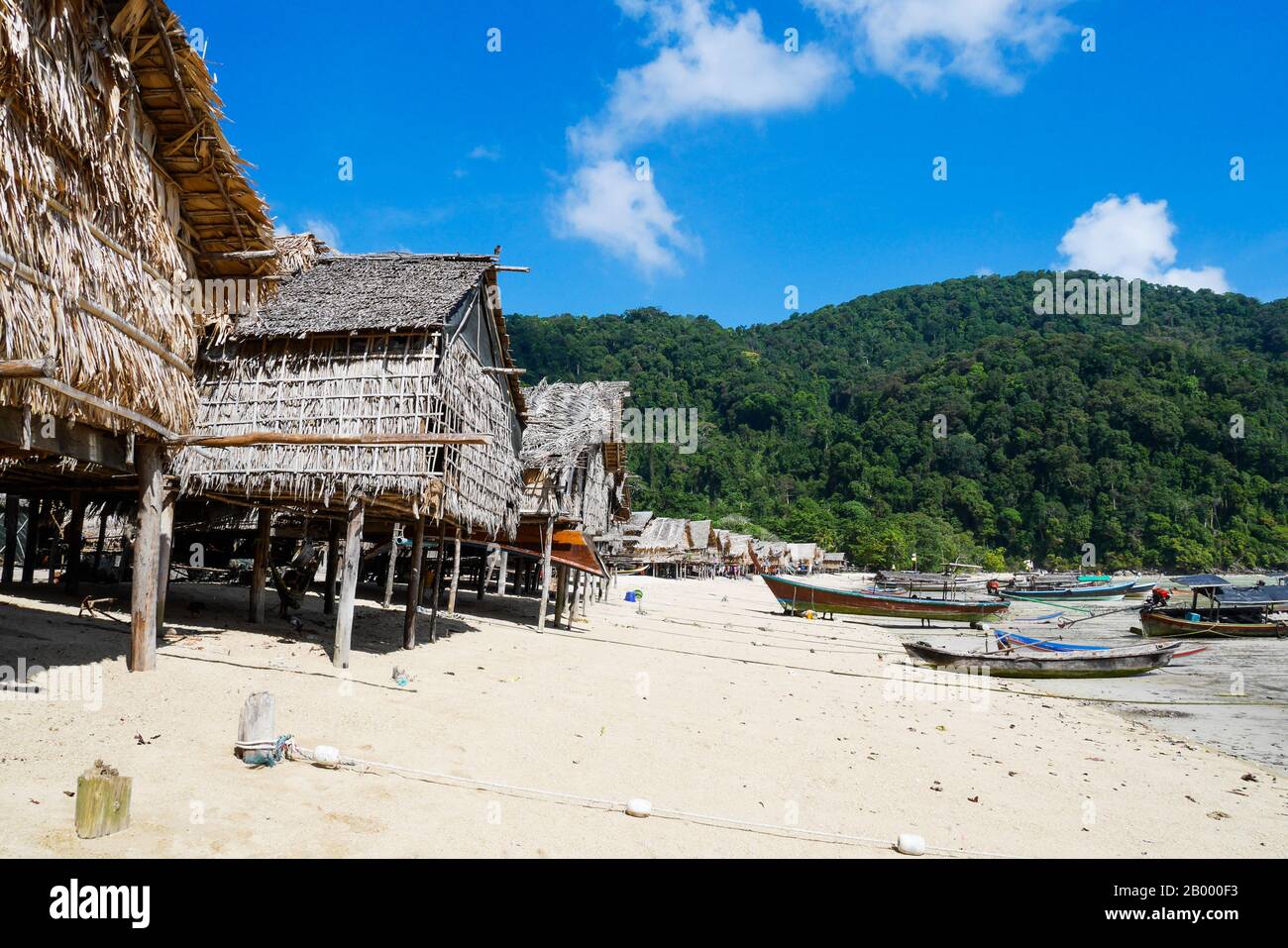Das Dorf der Moken-Seegypsy bei Koh Surin im Nationalpark Mu Ko Surin, Surin-Inseln in Thailand. Stockfoto