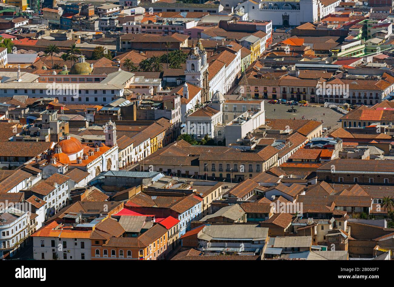 Luftaufnahme des Stadtzentrums von Quito mit dem Kloster San Francisco und dem Platz bei Sonnenaufgang, Ecuador. Stockfoto