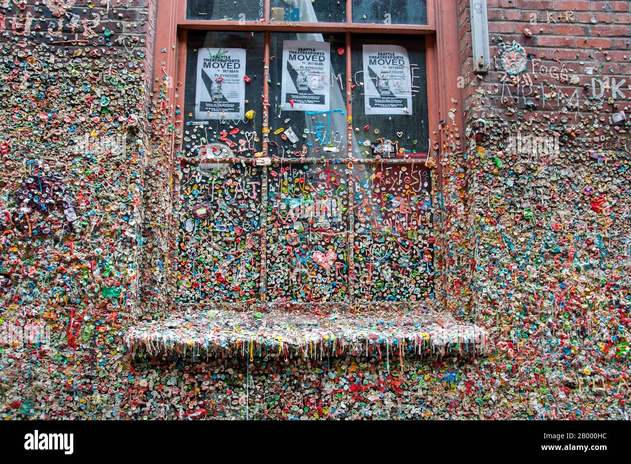 Ein Fenster an der farbenfrohen Kaugummiwand in der Post Alley am Pike Place Market in Seattle, Washington State, USA. Stockfoto