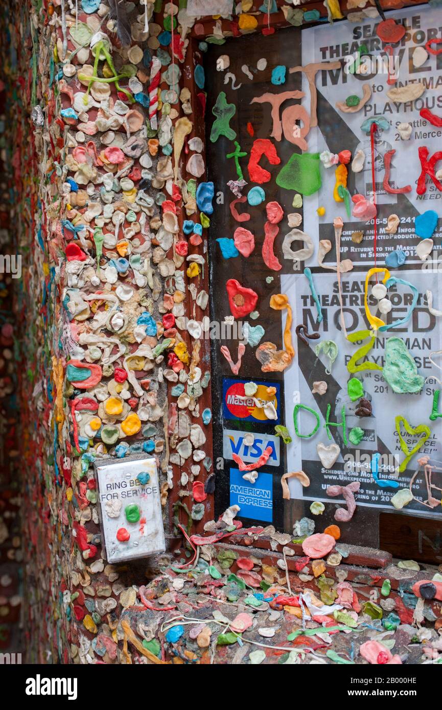 Das Kartenfenster eines ehemaligen Theaters an der farbenfrohen Kaugummiwand in der Post Alley am Pike Place Market in Seattle, Washington State, USA. Stockfoto