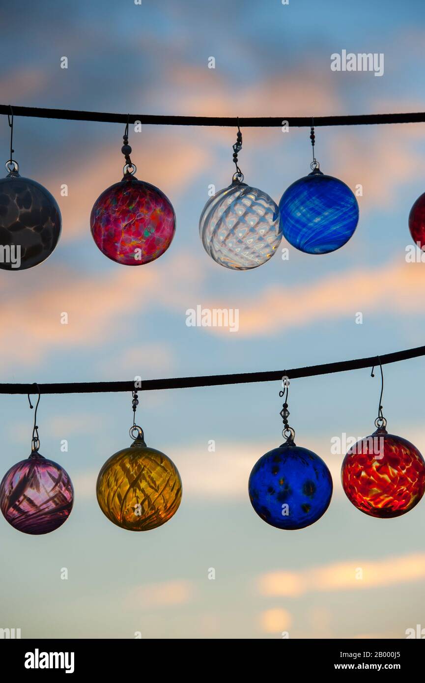 Glasschmuck bei Sonnenuntergang auf dem Pike Place Market in Seattle, Washington State, USA. Stockfoto