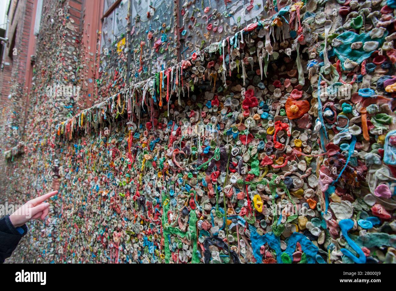 Ein Fenster an der farbenfrohen Kaugummiwand in der Post Alley am Pike Place Market in Seattle, Washington State, USA. Stockfoto