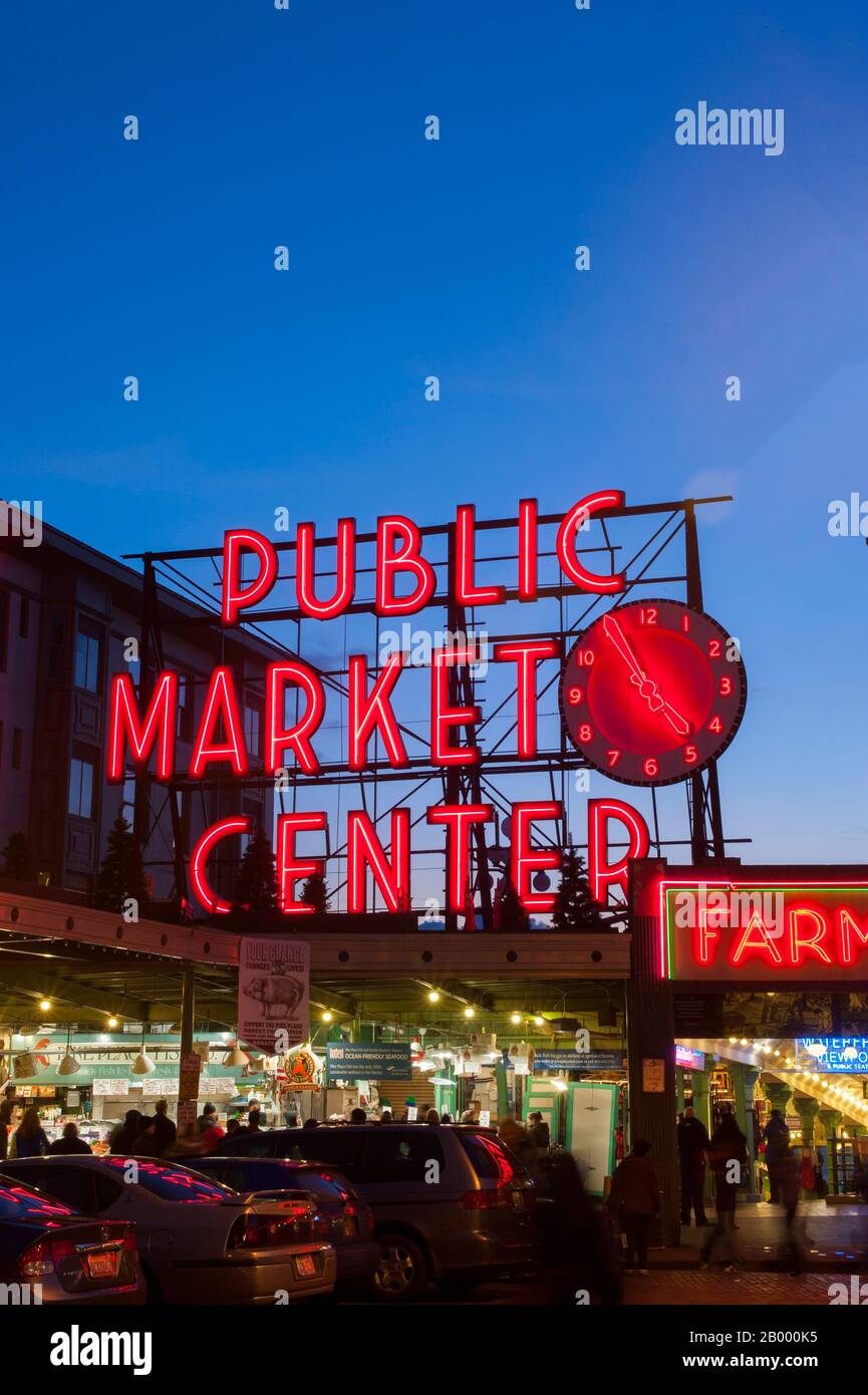 Ein Nachtfoto der Neon-Schilder über dem Haupteingang zum Pike Place Market in Seattle, Washington State, USA. Stockfoto