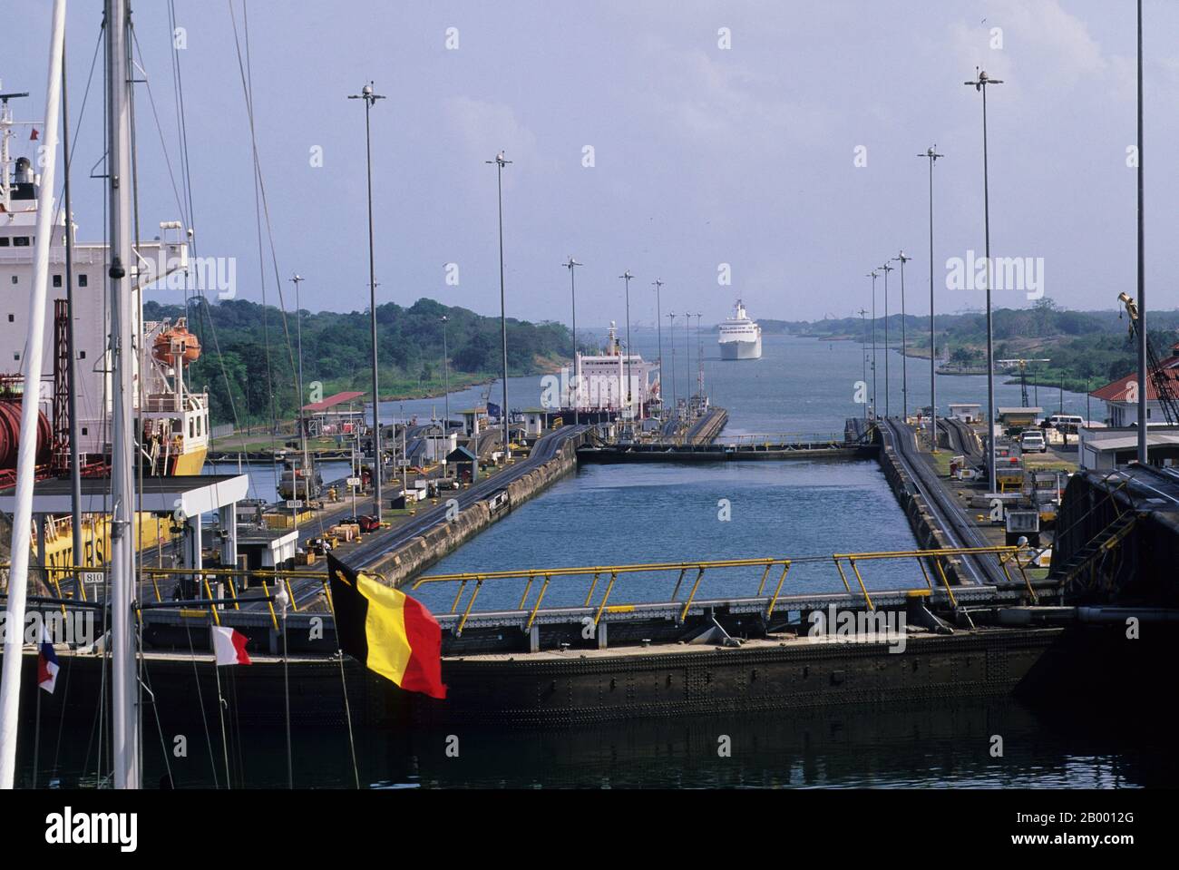 Schiffe in den Gatun-Schleusen des Panamakanals bei Colon in Panama. Stockfoto