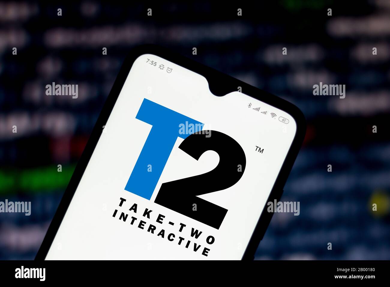 In dieser Abbildung wird das Logo der interaktiven Software von Take-Two auf einem Smartphone angezeigt. Stockfoto