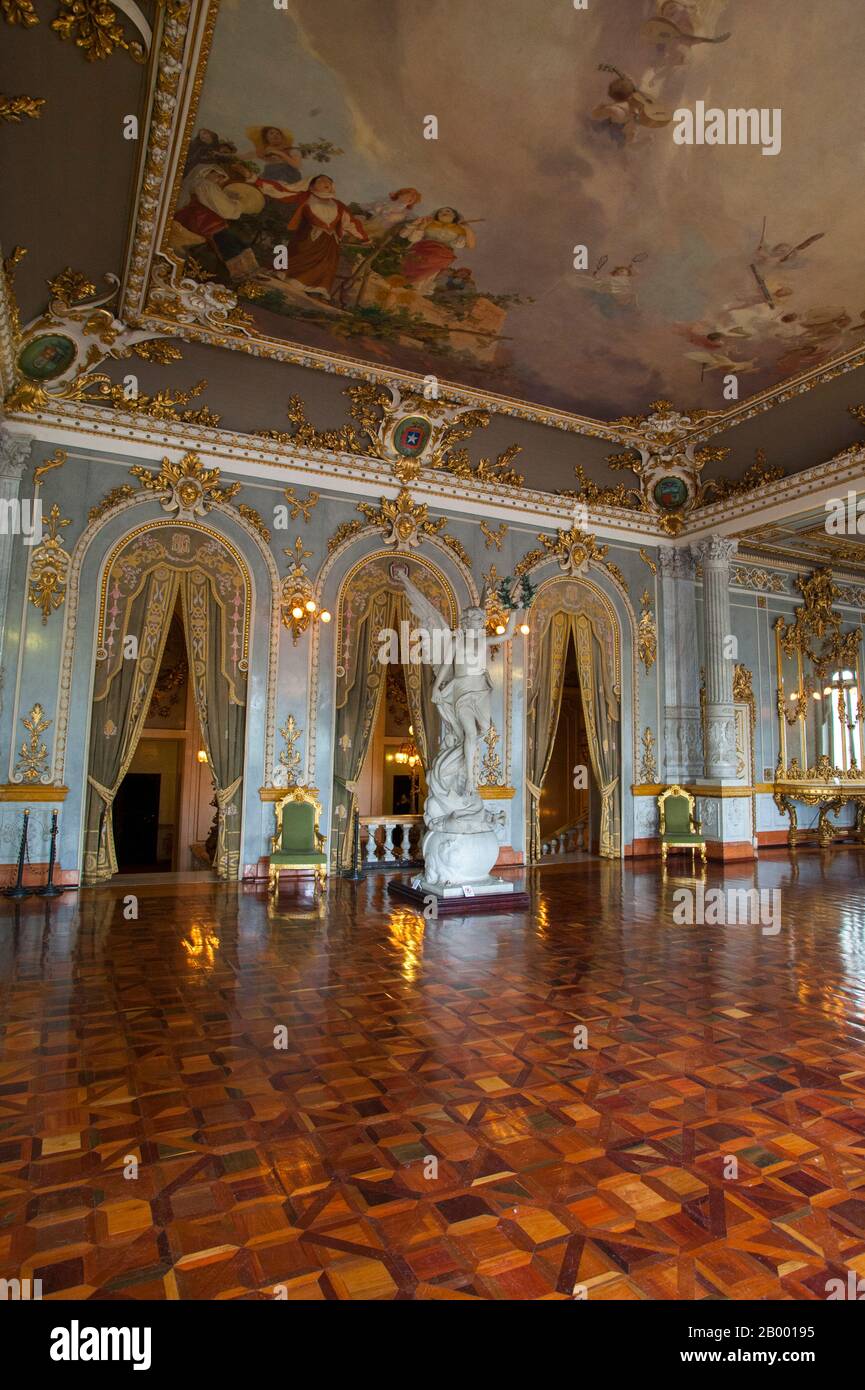 Das aufwendige Interieur mit einer Statue des Nationaltheaters in San Jose, der Hauptstadt Costa Ricas. Stockfoto