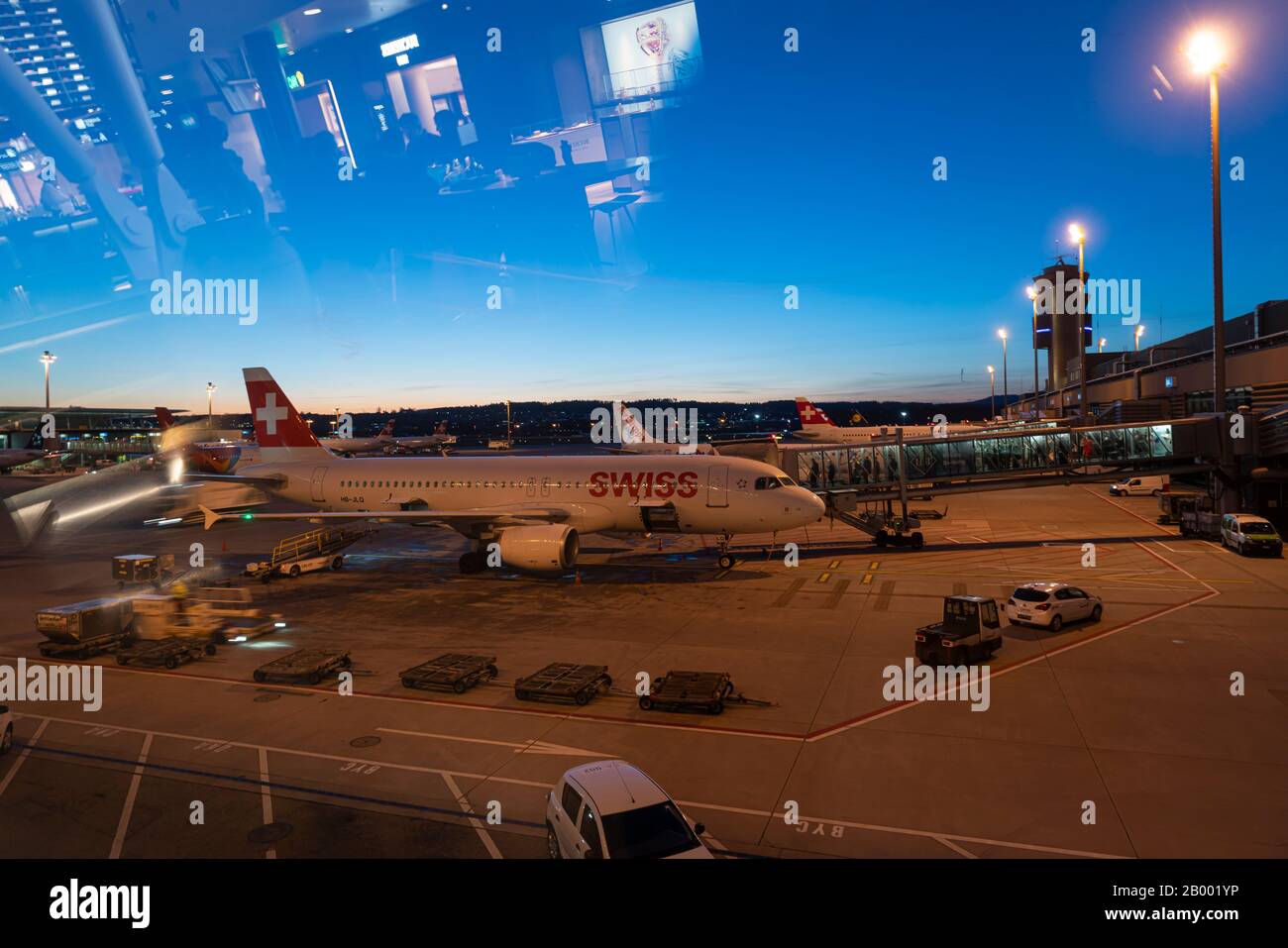 Zürich, Schweiz. Januar 2020. Blick auf den Sonnenuntergang einiger Flugzeuge am Flughafen Zürich-Kloten Stockfoto