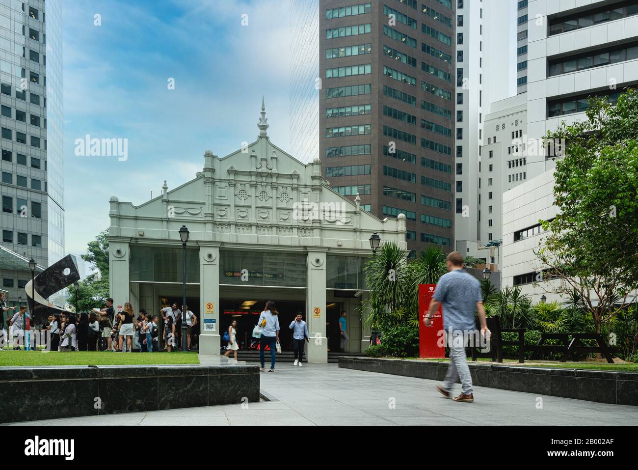 Singapur. Januar 2020. Menschen, die auf dem Raffles-Platz spazieren gehen Stockfoto