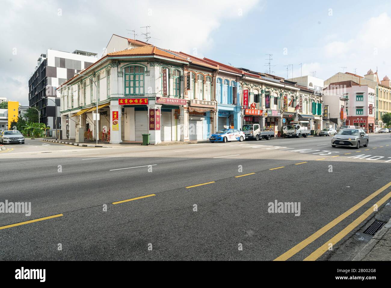 Singapur. Januar 2020. Typische Ladenhäuser an einer belebten Straße des Kallang-Viertels Stockfoto