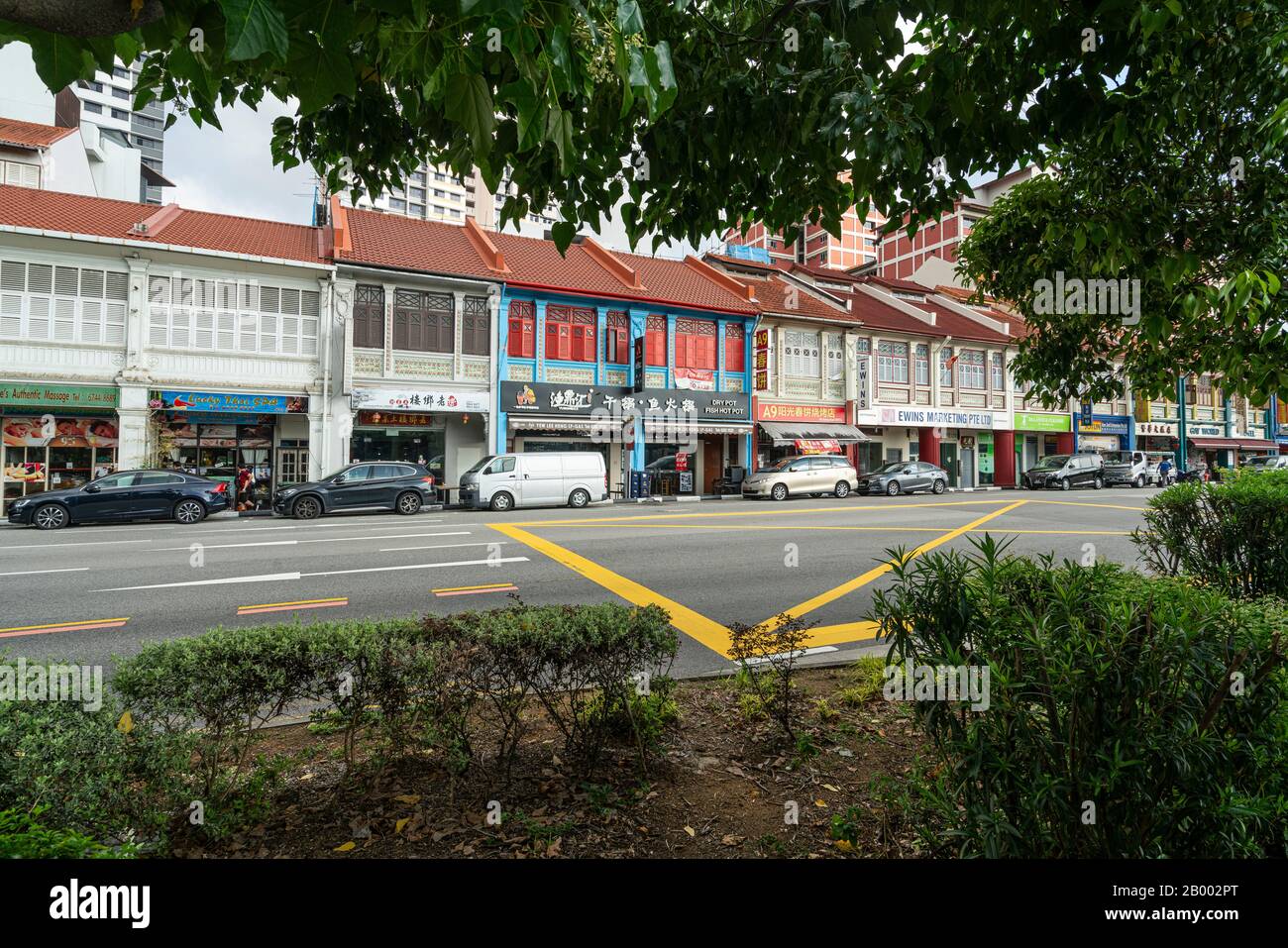 Singapur. Januar 2020. Typische Ladenhäuser an einer belebten Straße des Kallang-Viertels Stockfoto