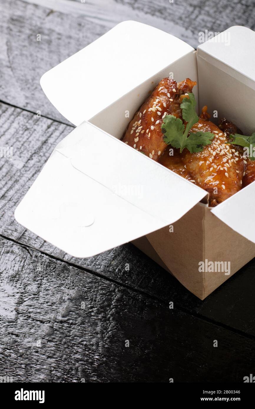Pikantes Chinesisch Nehmen Essen mit Sesam und Minzblatt, vertikal heraus Stockfoto