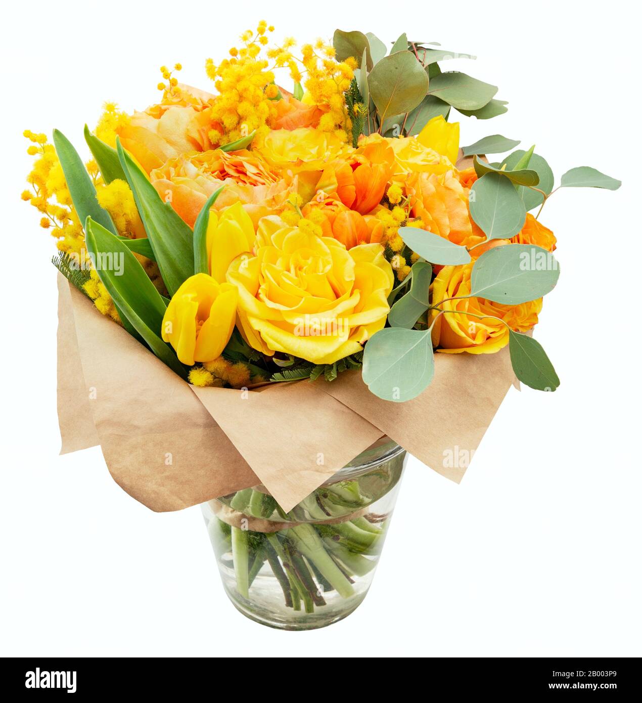 Gelber Frühling Blumen Blumenstrauß Schön gepackter Blumenstrauß aus gelben Frühlingsblumen isoliert auf weißem Hintergrund Stockfoto