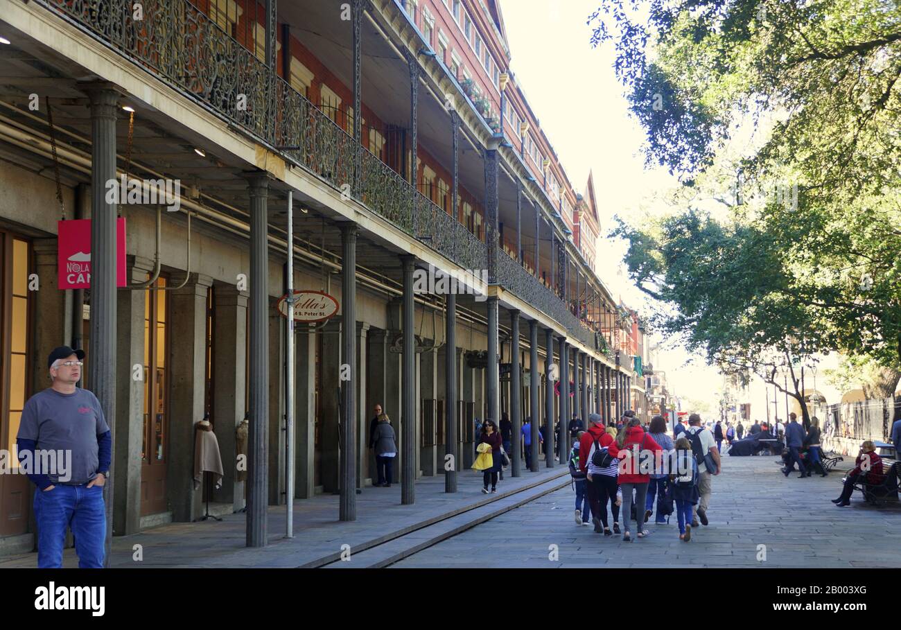 New Orleans, Louisiana, U.S.A - 7. Februar 2020 - Der Blick auf die St Peter Street und die Gebäude auf dem Gebiet des French Quarter Stockfoto