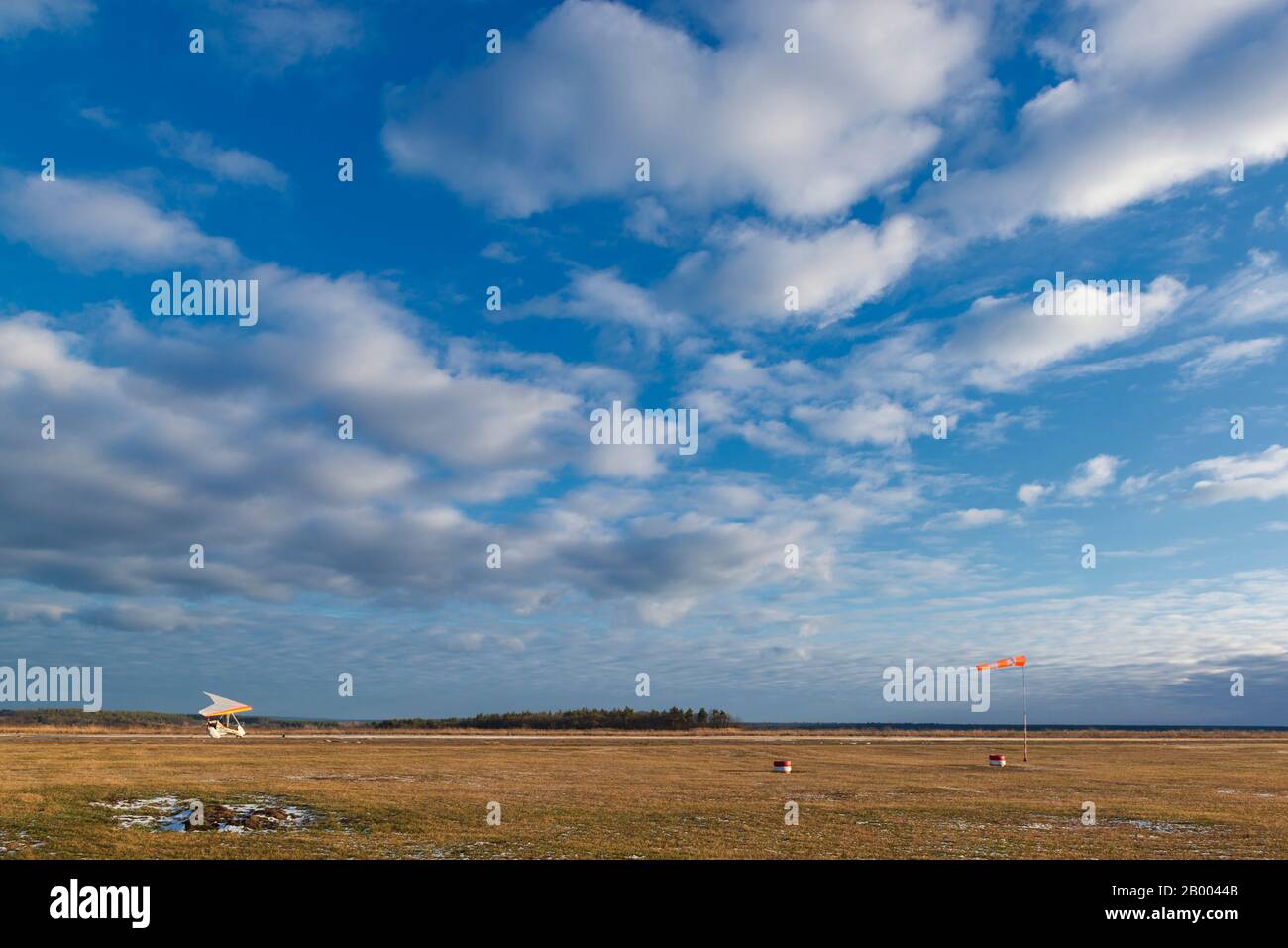 Flugplatz mit kleinem Flugzeug und Windbock. Fliegendes Abenteuer Stockfoto