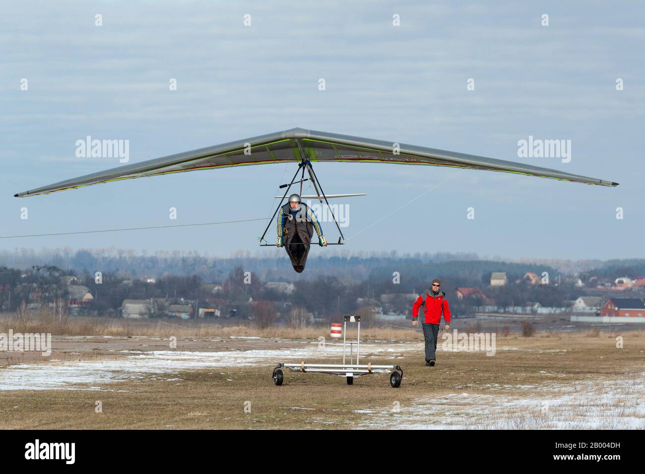 2020-02-09 Byshiv, Ukraine. Abschleppen eines Hängegleiters. Drachenflieger starten. Stockfoto