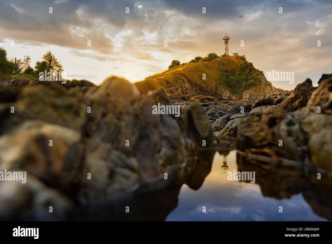 Helles Haus in Lanta Krabi mit Wasserspiegelung und blauem orangefarbenem Himmel bei Sonnenuntergang. Konzept für Reiseziel und Natur. Stockfoto