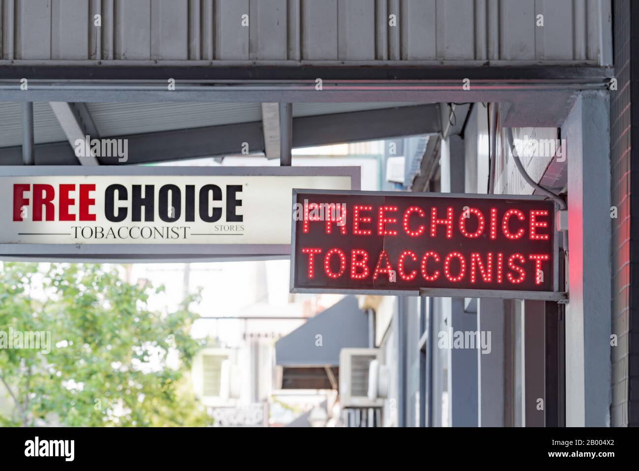 Schilder hängen vor einem Tabakladen der Free Choice im australischen Vorort Fitzroy Stockfoto Schilder hängen vor einem Tabakladen der Free Choice im australischen Vorort Fitzroy Stockfoto