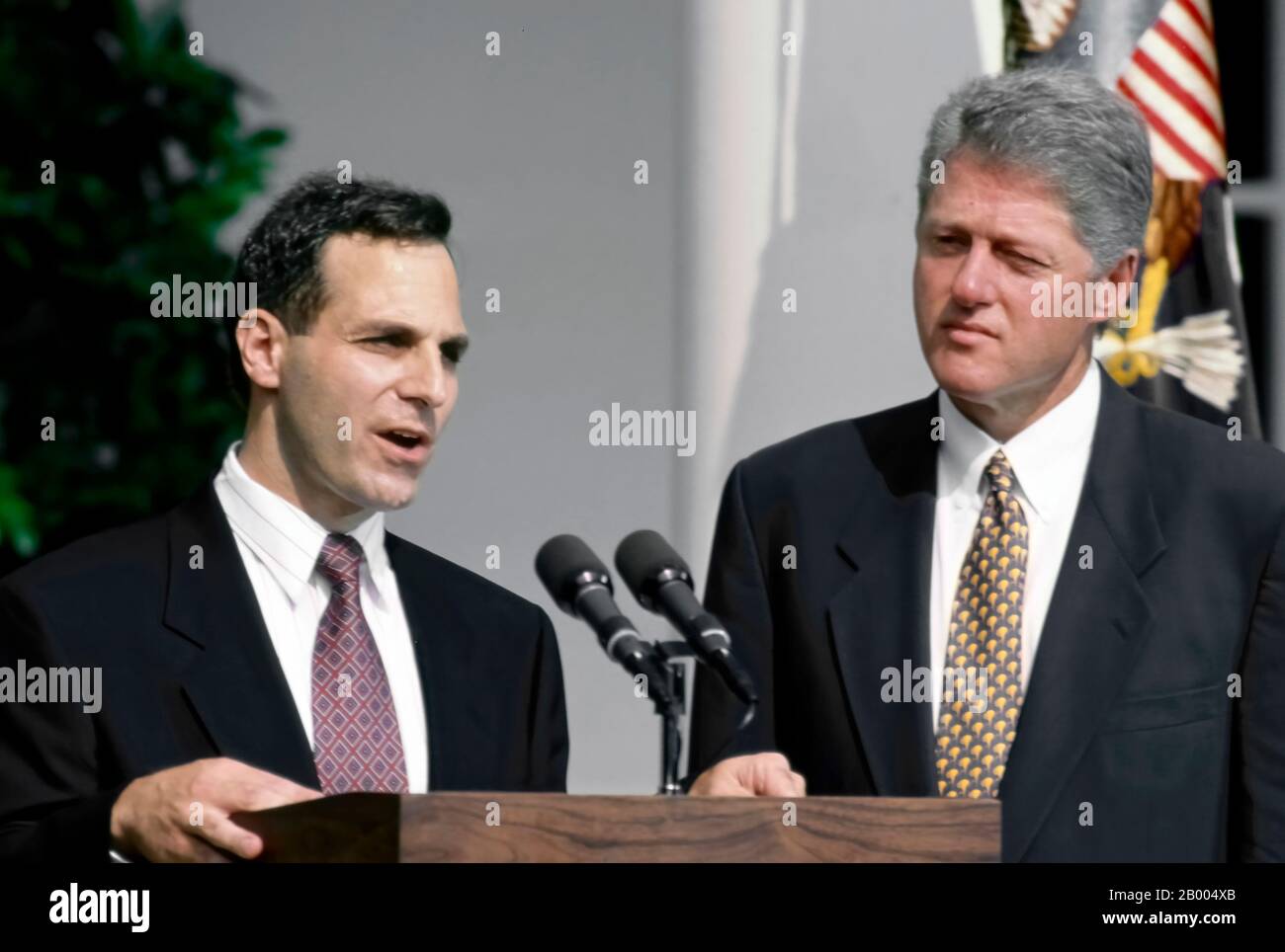 Washington, DC., USA, 20.Juli 1993 Präsident William Clinton stellt Richter Louis Freeh im Rosengarten des Weißen Hauses als seinen neuen Direktor des FBI vor. Stockfoto