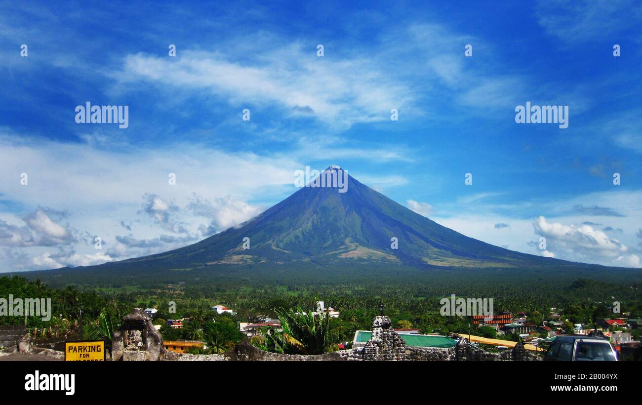 Mayon Volcano oder Mt. Mayon ist ein heiliger und aktiver Stratovulkan. Bekannt für seinen perfekten Kegel, ist es ein beliebtes Touristenziel. Stockfoto