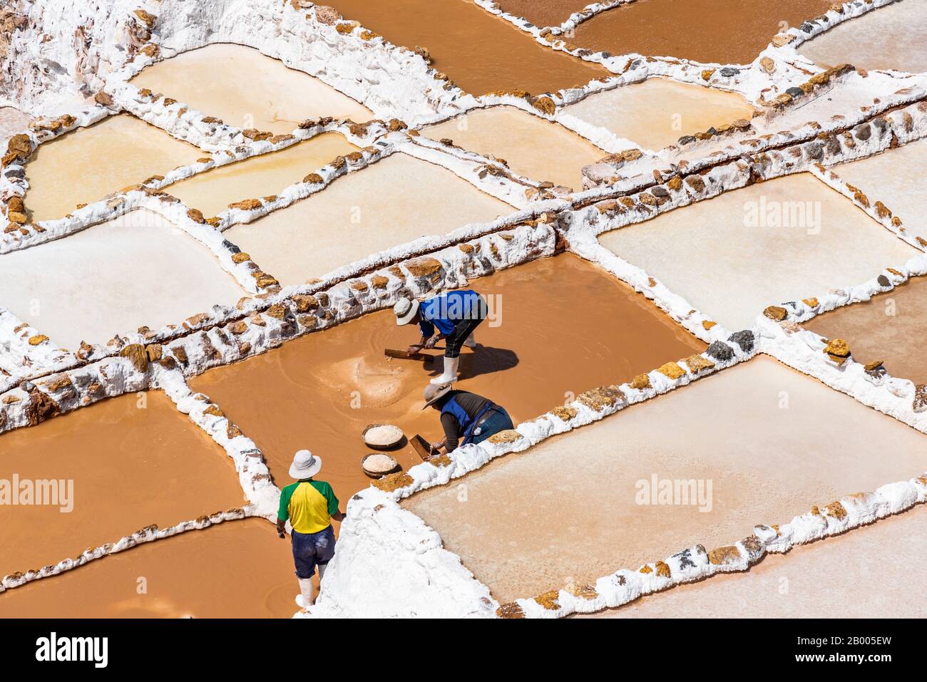 Männer, die im Schönen Maras Salt Mines Peru Südamerika arbeiten Stockfoto