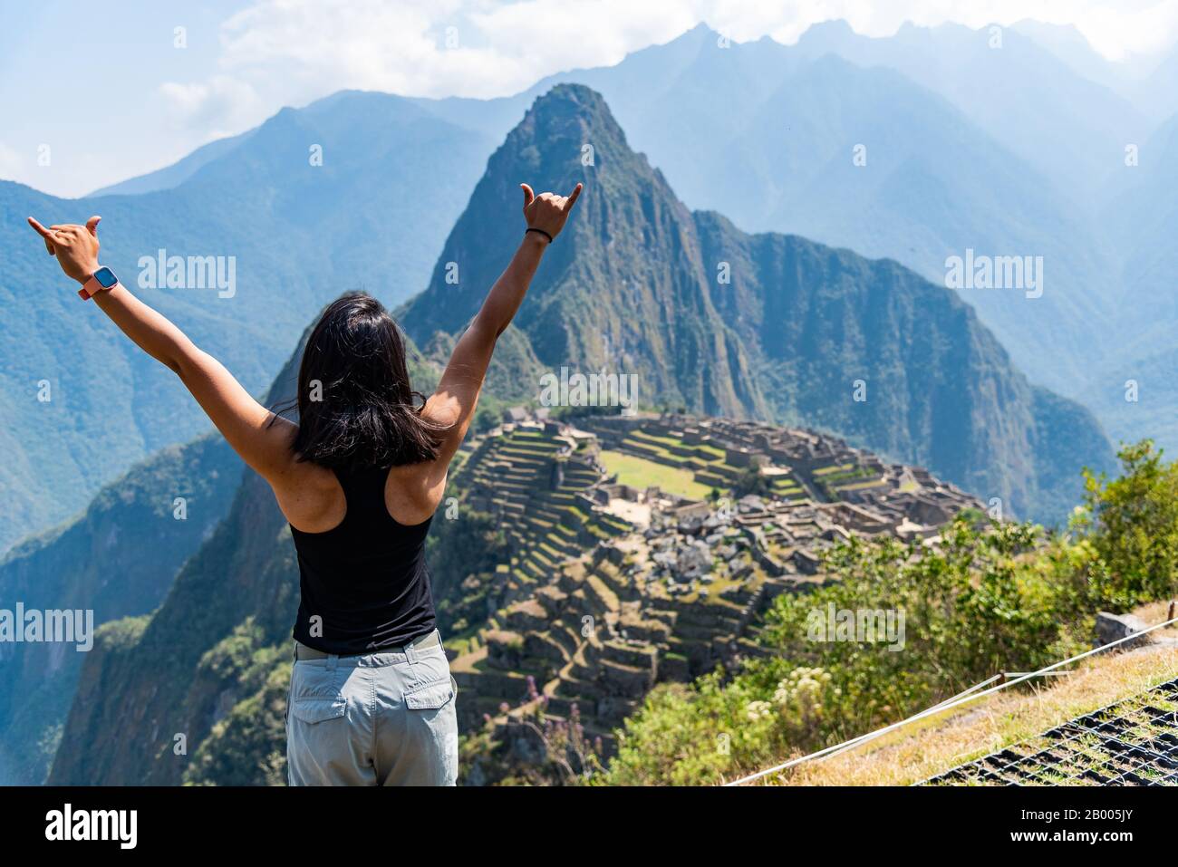 Frau, die die Aussicht auf Machu Picchu Peru Südamerika genießt Stockfoto