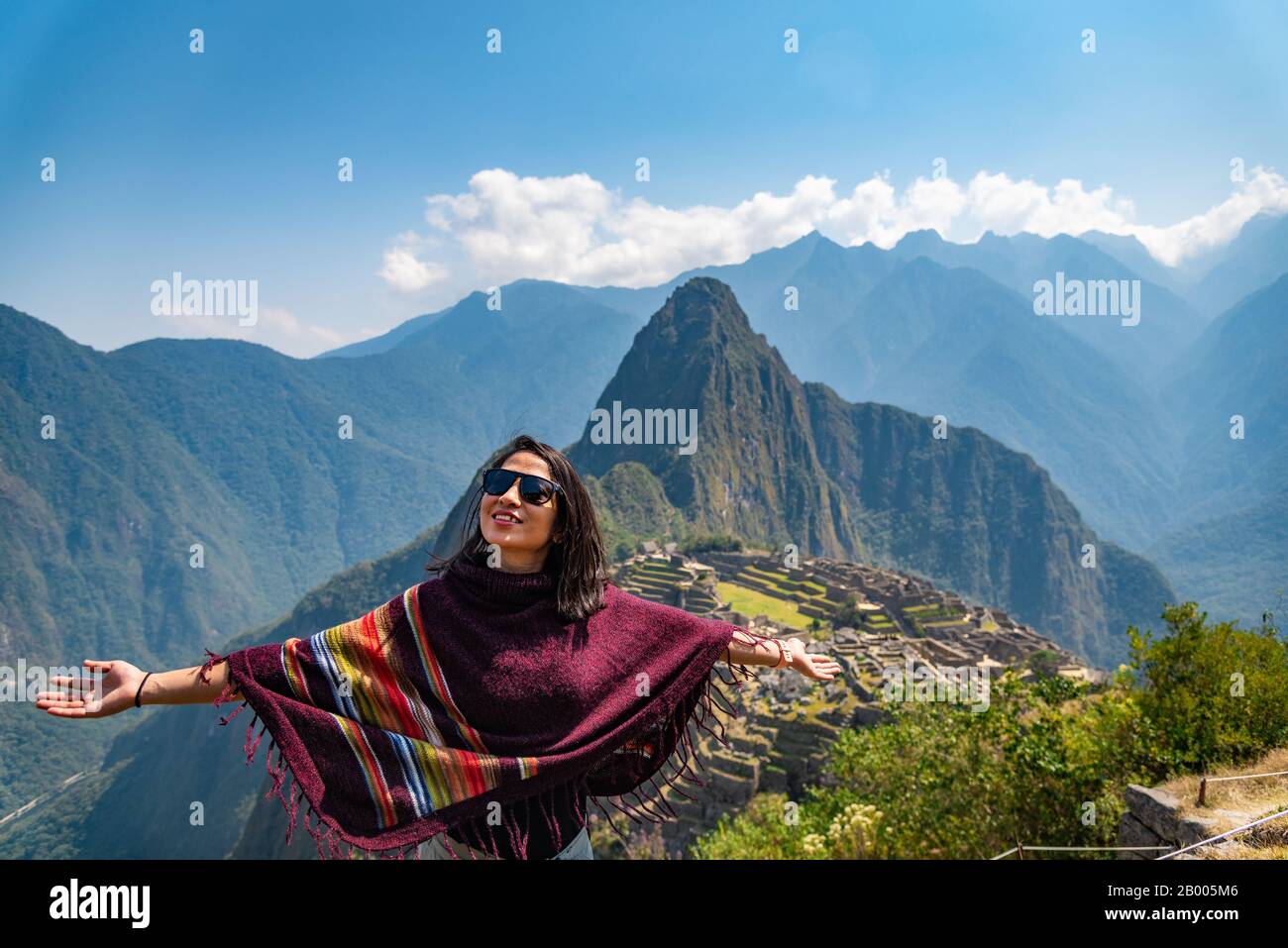 Frau, die die Aussicht auf Machu Picchu Peru Südamerika genießt Stockfoto