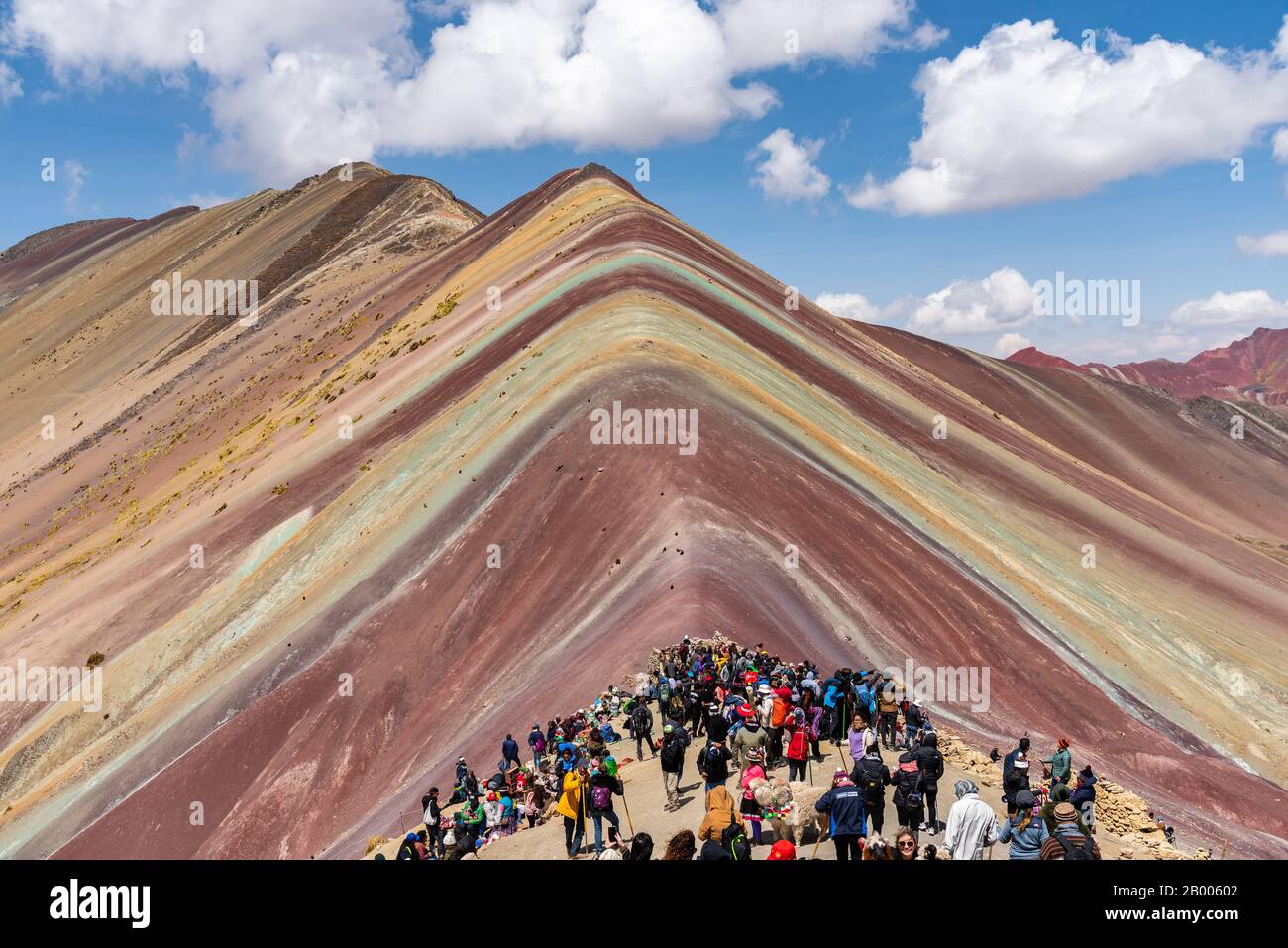 Gruppe von Menschen, die den Regenbogenberg Peru Südamerika beobachten Stockfoto