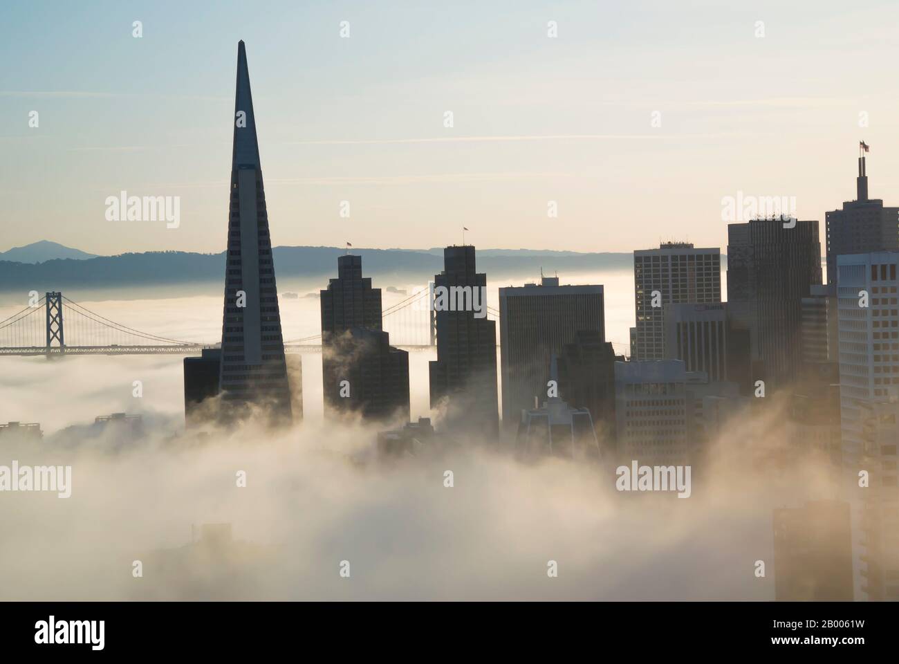 San Francisco, als Am Frühen Morgen Nebel Einrollt Stockfoto