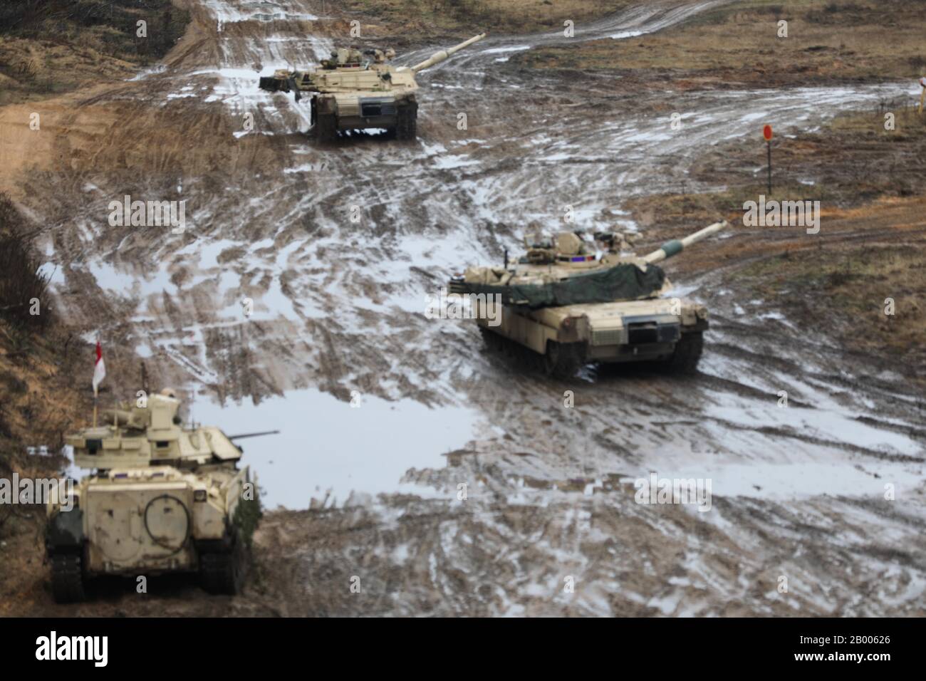 Soldaten mit dem 1st Battalion, dem 9th Cavalry Regiment aus Fort Hood, Texas und multinationalen Partnerkräften beteiligen sich am 12. Februar 2020 an einer Combined Arms Live Fire Exercise (CALFEX). (USA Armeefoto von Maj Stephanie Thomas) Stockfoto