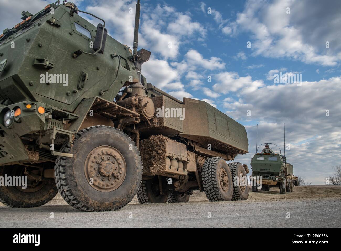 Mehrere M142 High Mobility Artillery Rocket System (HIMARS), die dem 1st Battalion, "The Steel Warrior Battalion", dem 14th Field Artillery Regiment, 75th Field Artillery Brigade, Fort Sill, Okla. Zugewiesen wurden, fahren während einer Live-Feuer-Übung am 14. Februar 2020 auf Fort Sill zum Zündpunkt. Das Steel Warrior Battalion wird weiterhin in der Unterstützung weltweiter Kontingente geschult, da III Corps und Fort Hood nur luftmobile Präzisionsbrände mit großer Reichweite unterstützen. (USA Armeefoto von Sgt. Dustin D. Biven / 75. Feldartillerie-Brigade) Stockfoto