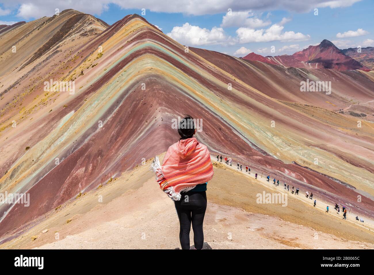 Frau, die die herrliche Aussicht auf den Regenbogenberg Peru Südamerika genießt Stockfoto