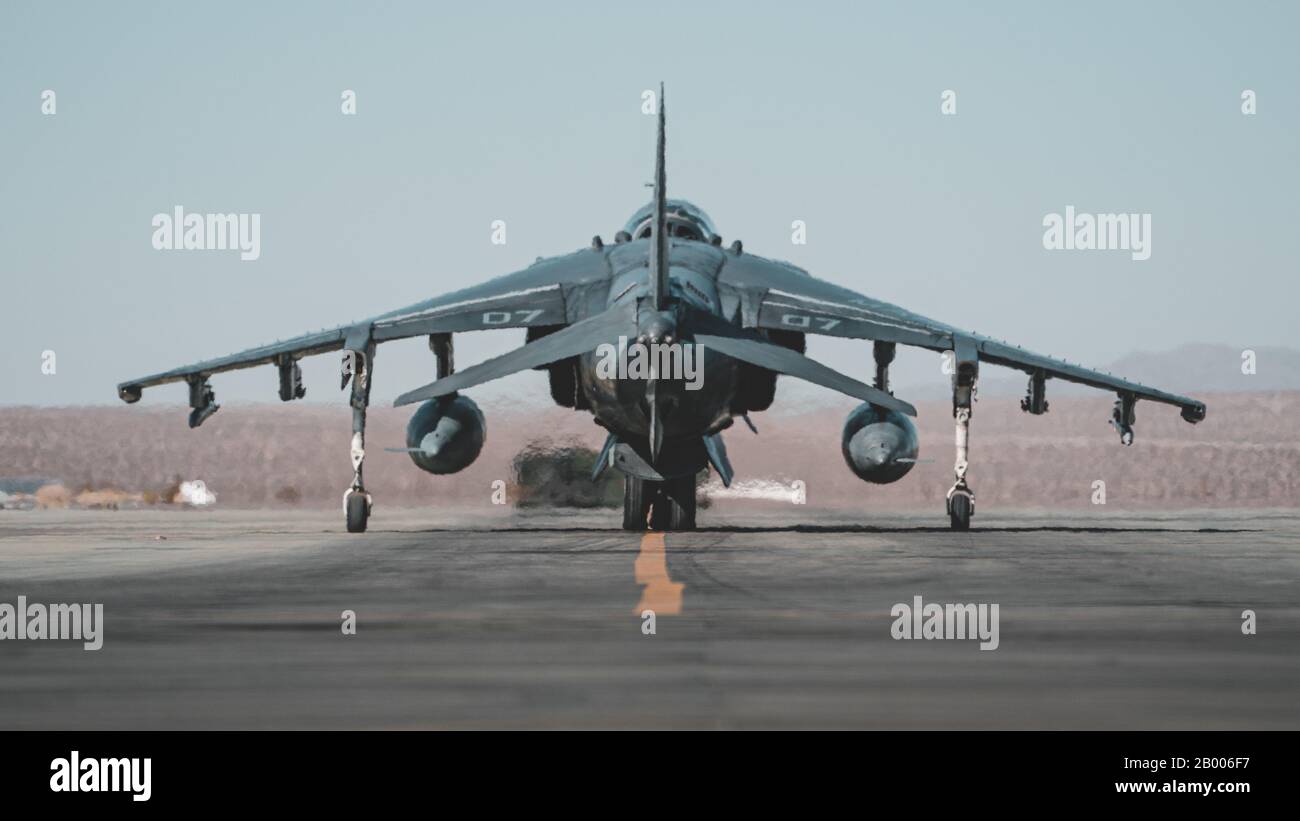 A U.S. Marine AV-8B Harrier with Marine Attack Squadron 214 (VMA-214), Marine Aircraft Group (mag) 13, 3rd Marine Aircraft Wing, Taxies during Integrated Training Exercise (ITX) at Marine Corps Air Ground Combat Center (MCAGCC), Twentynine Palms, Calif., 12. Februar 2020. ITX ist die umfassendste Übung, die bei MCAGCC durchgeführt wird und konzentriert sich auf die taktische Anwendung von kombinierten Waffenmanövern und offensiven und defensiven Operationen im Kampf. (USA Foto des Marine Corps von Cpl. Corey A. Mathews) Stockfoto