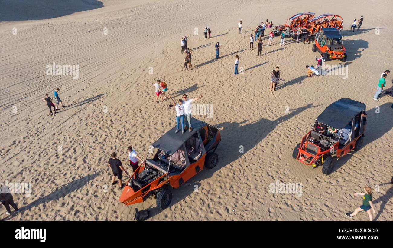 Luftaufnahme von Dünenbuggies in der Huacachina-Wüste Peru Südamerika Stockfoto