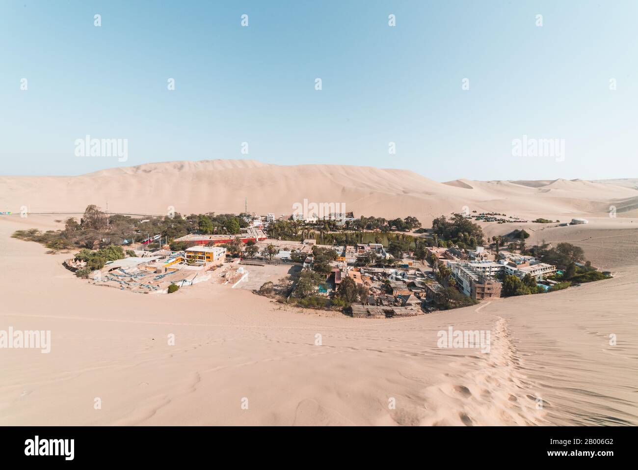 Schöne Aussicht auf die einzige Oase in der südamerikanischen Wüste Huacachina Stockfoto