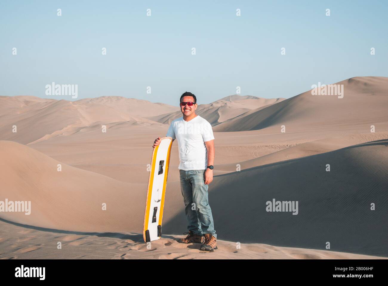 Man genießt Sand-Boarding in der Wüste Huachina Sanddünen Peru Südamerika Stockfoto