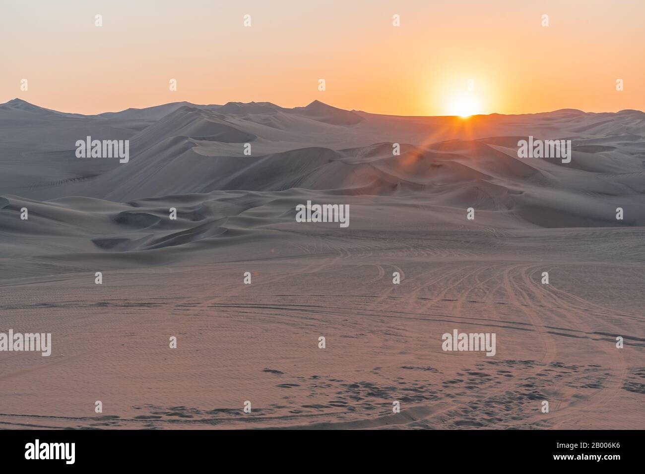 Wunderschöner Blick auf den Sonnenuntergang in der Huacachina-Wüste Peru Südamerika Stockfoto