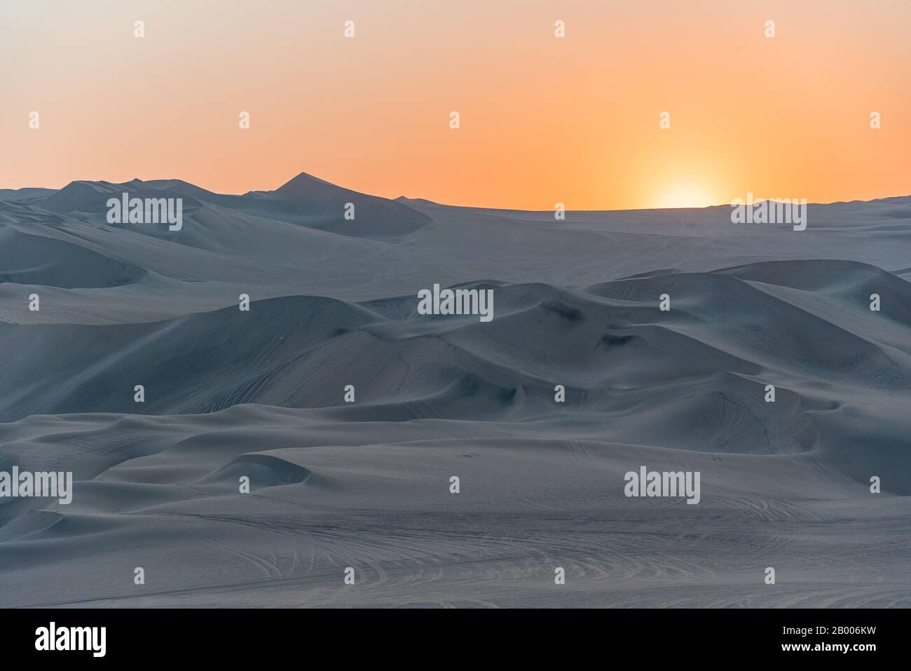 Wunderschöner Blick auf den Sonnenuntergang in der Huacachina-Wüste Peru Südamerika Stockfoto