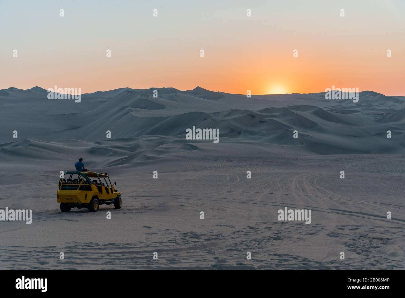 Man genießt den Blick auf den Sonnenuntergang auf dem Dünen Buggy Peru Südamerika Stockfoto