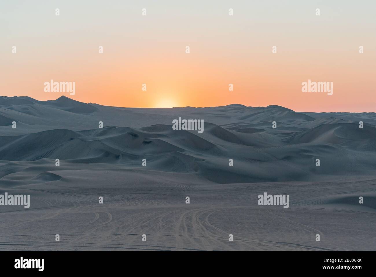 Schöne Aussicht auf die Wüste Huacachina während der goldenen Stunde Peru Südamerika Stockfoto