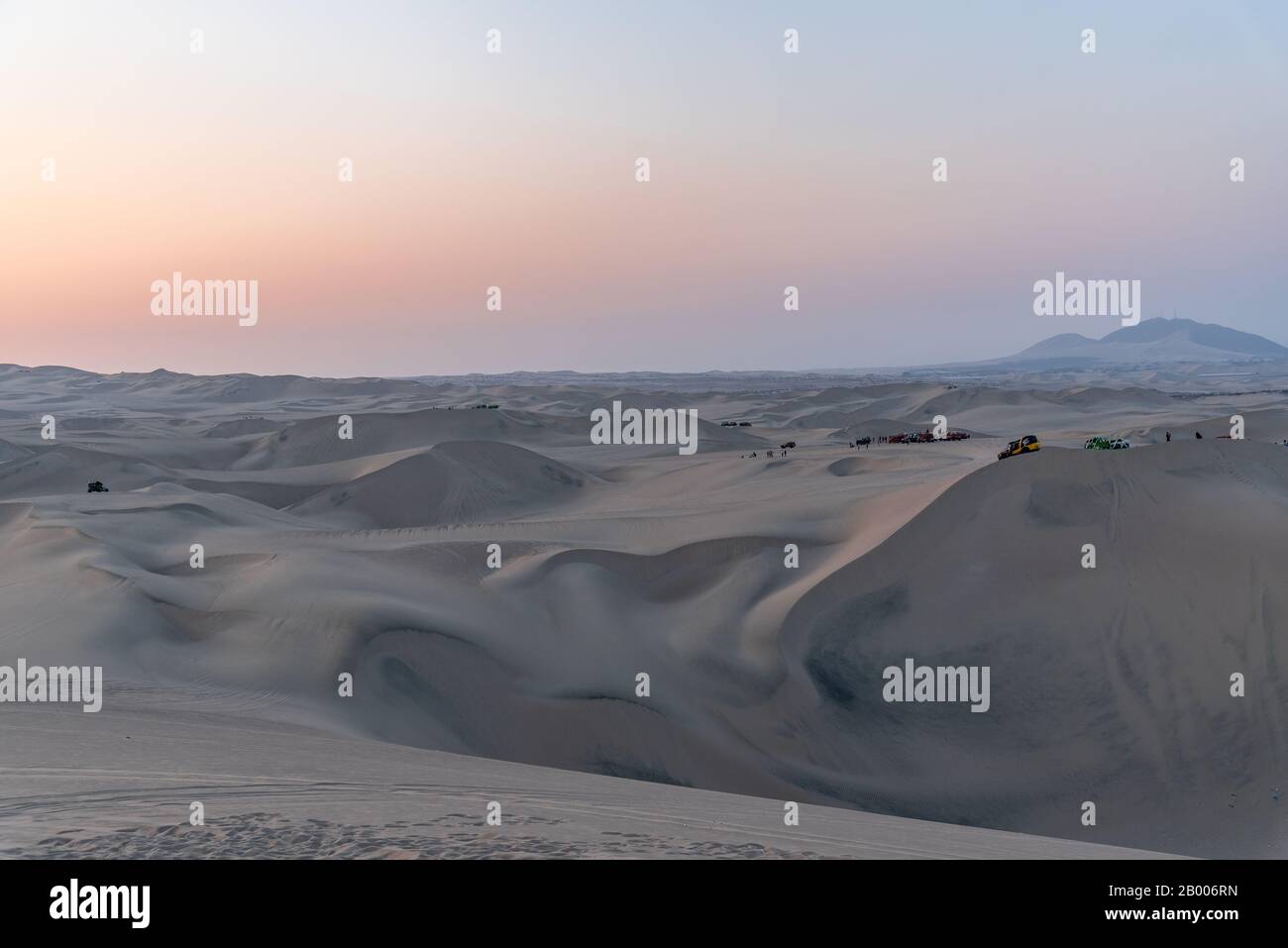Schöne Aussicht auf die Wüste Huacachina während der goldenen Stunde Peru Südamerika Stockfoto