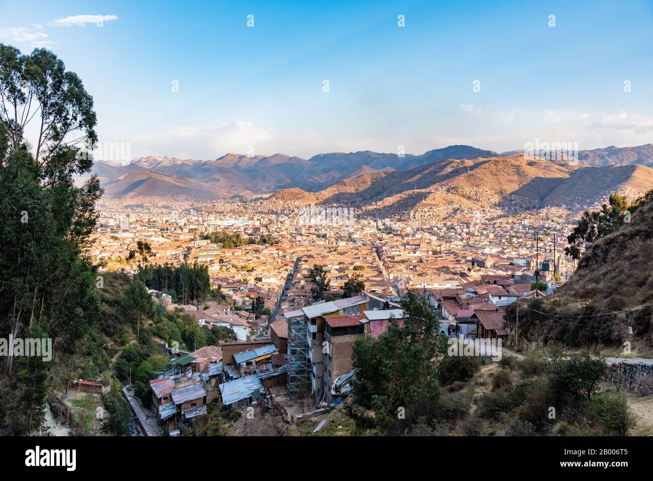 Schöne Aussicht auf die Stadt Cusco während der Golden Hour Peru Südamerika Stockfoto